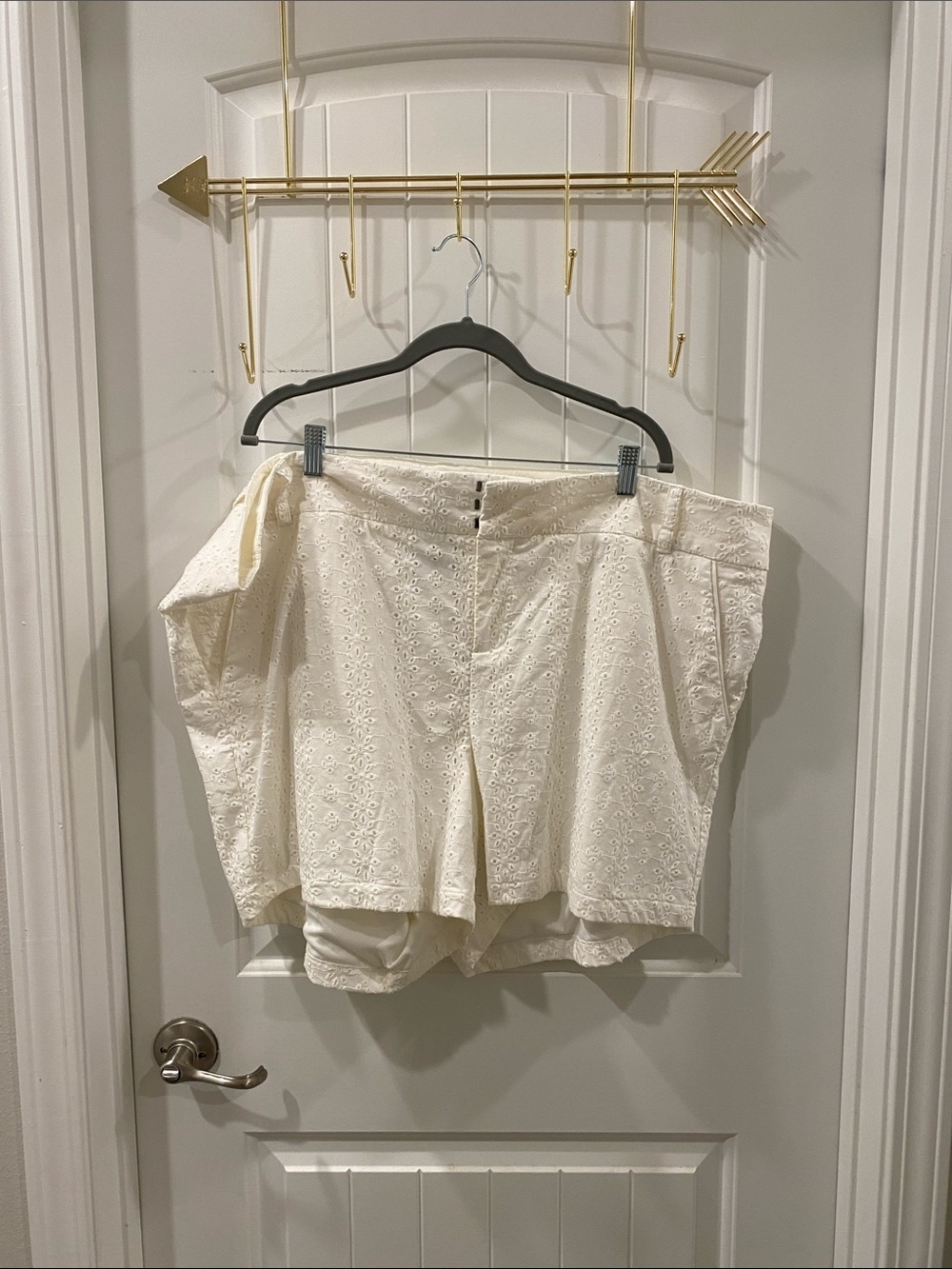 Torrid White Cotton Eyelet Shorts US 26 Plus Size